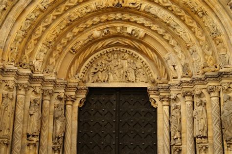 Die Goldene Pforte des Evangeliars von Luxeuil - Eine majestätische Darstellung der Herrlichkeit Gottes!