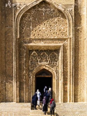 Der Mausoleum von Zafar Khan –  Ein Meisterwerk Seldschukischer Architektur und Symbolik!